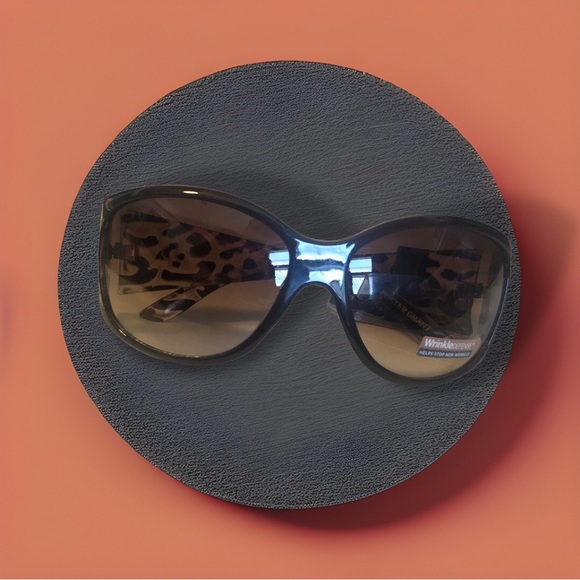 Mystery Box Small Peak | Ladies Aviator Round Oval & More Sunglasses 7 Pre-Loved - Picture 5 of 8
